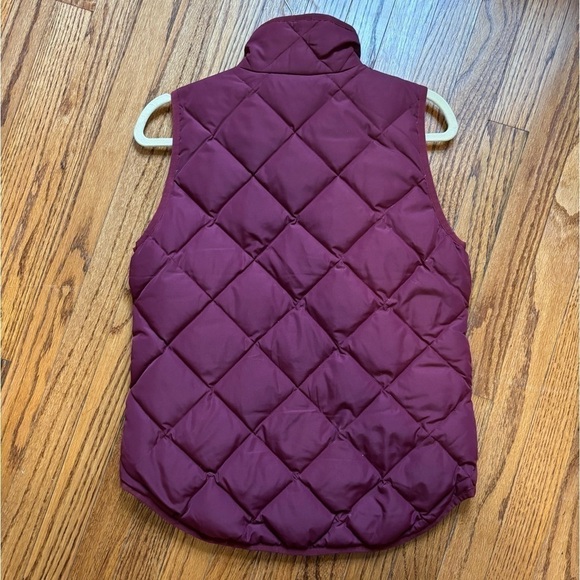 Women’s J. Crew quilted vest, size: XS. color: maroon - Picture 3 of 3